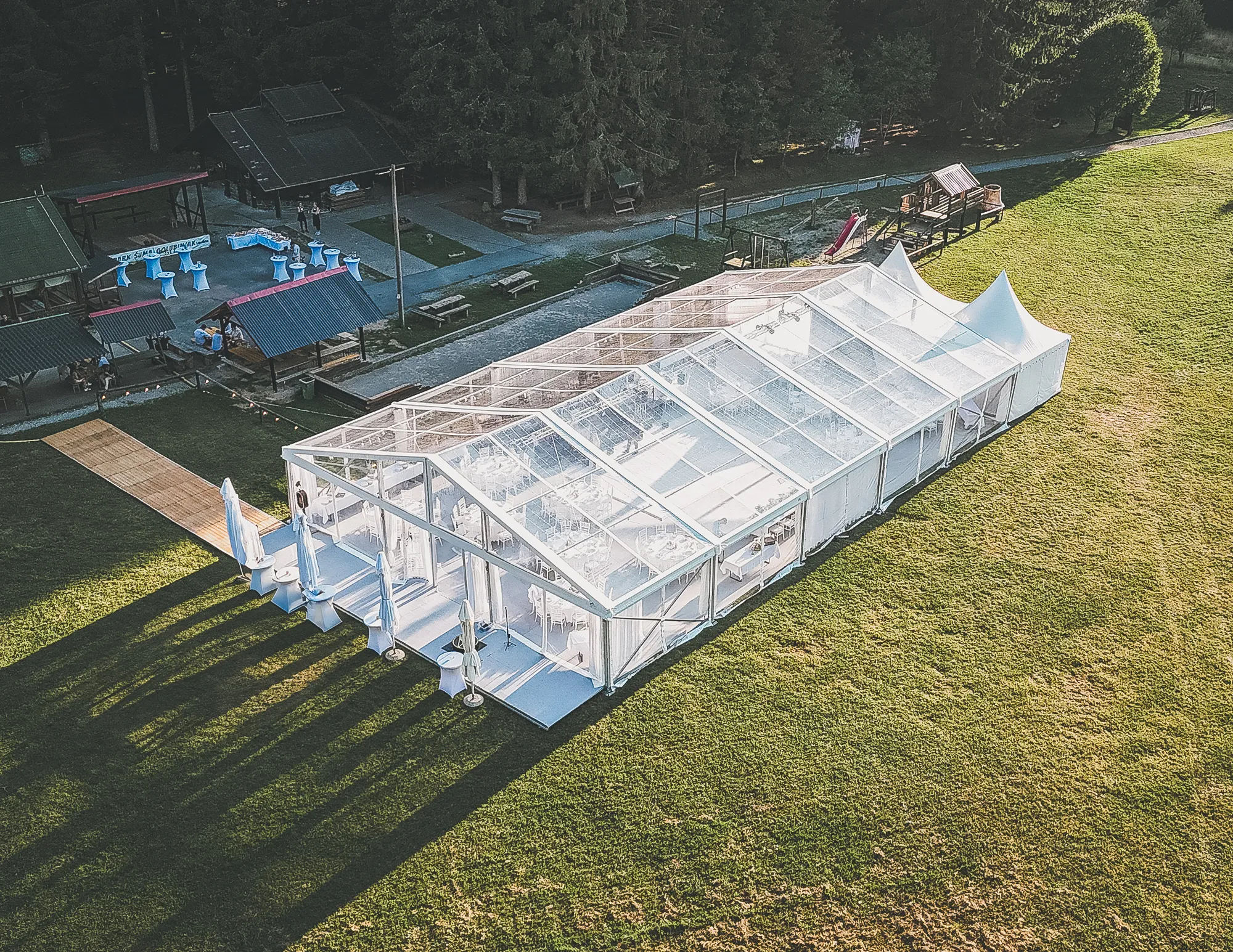 Outdoor vjenčanje s pogledom na prirodu